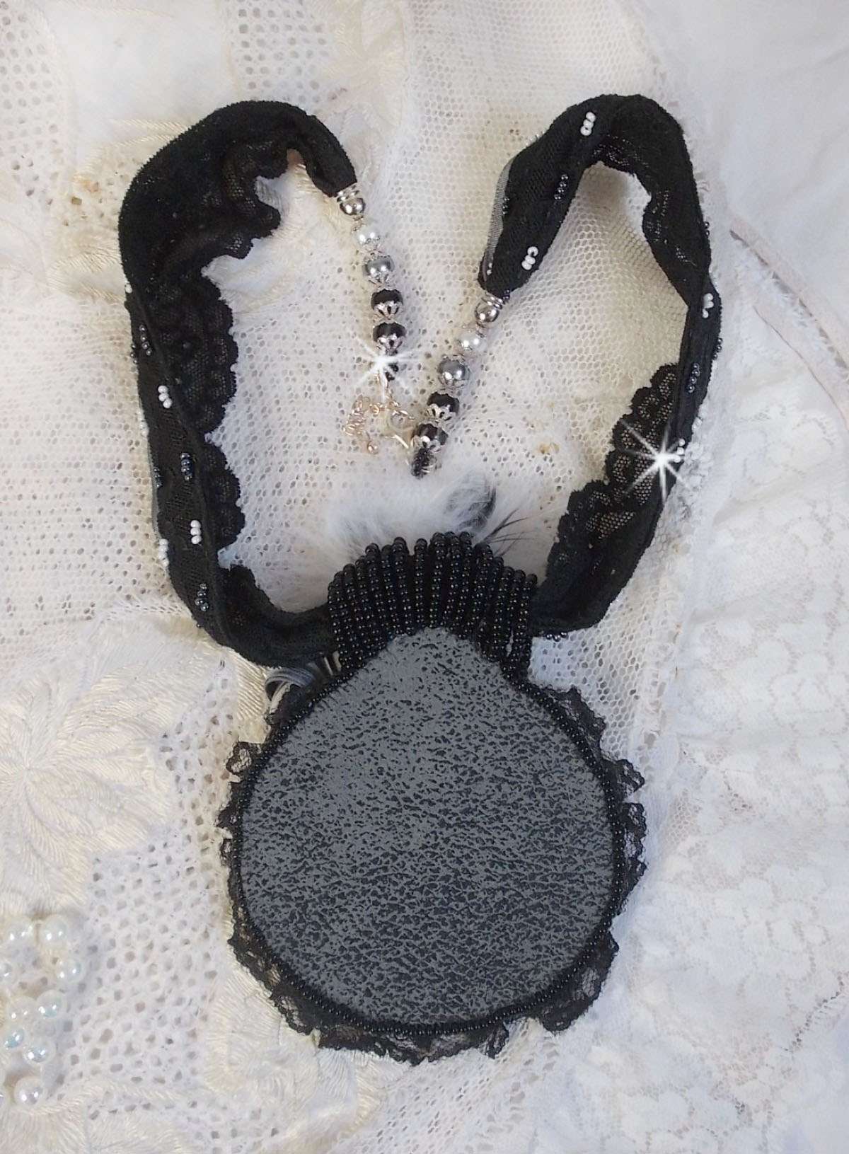 Zwarte Fairy hanger ketting met een mooie zijde en parel hoed.