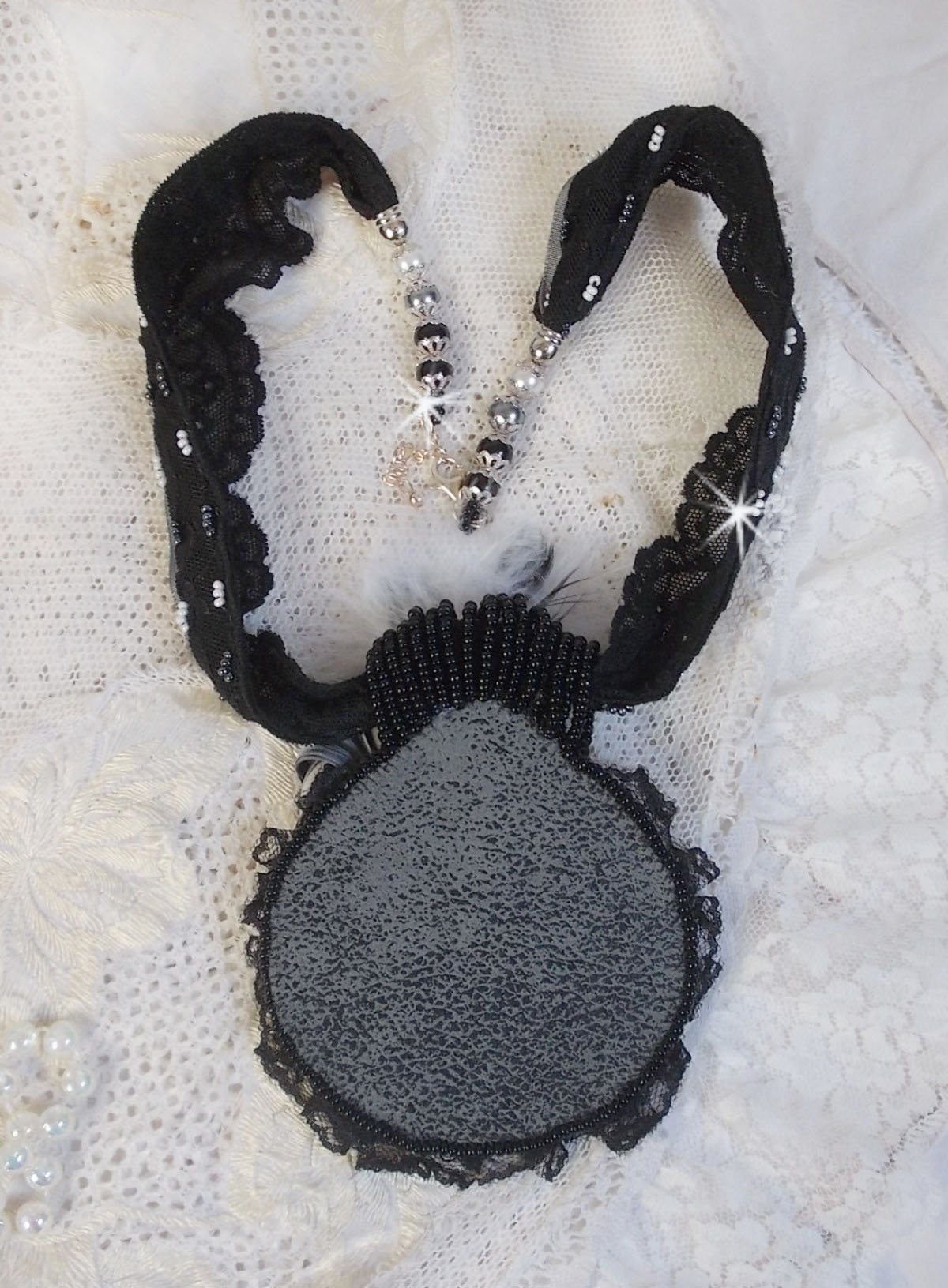 Zwarte Fairy hanger ketting met een mooie zijde en parel hoed.