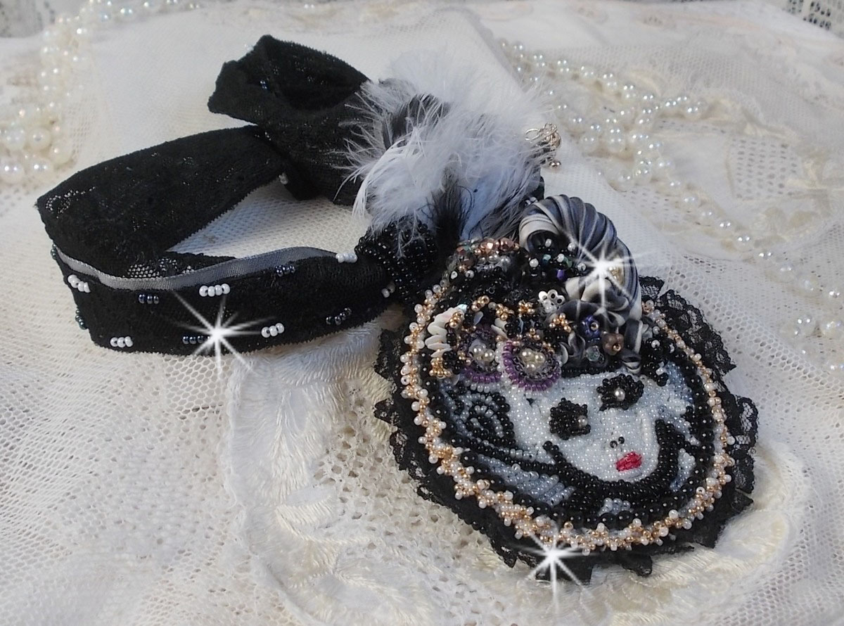 Zwarte Fairy hanger ketting met een mooie zijde en parel hoed.