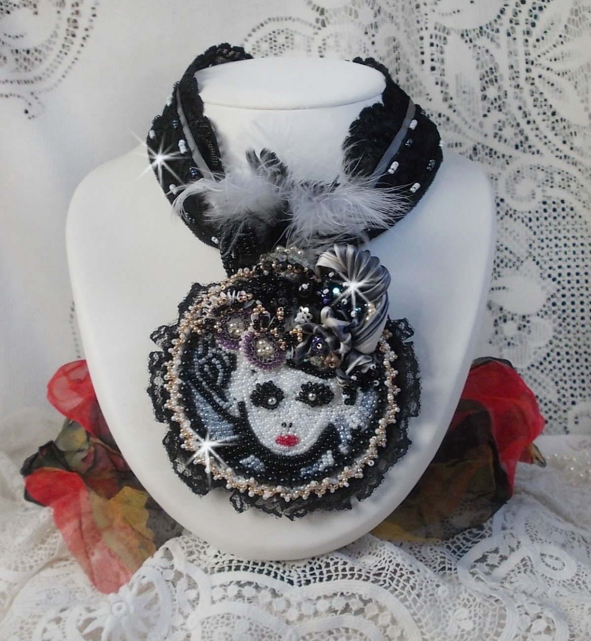 Zwarte Fairy hanger ketting met een mooie zijde en parel hoed.