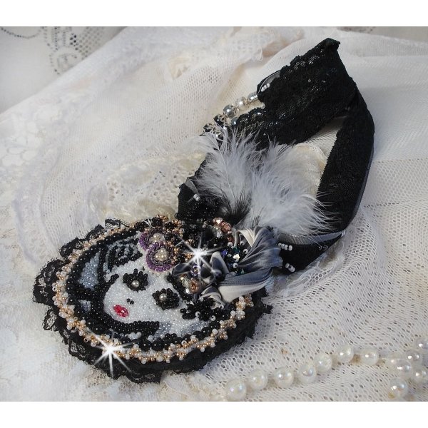 Zwarte Fairy hanger ketting met een mooie zijde en parel hoed.