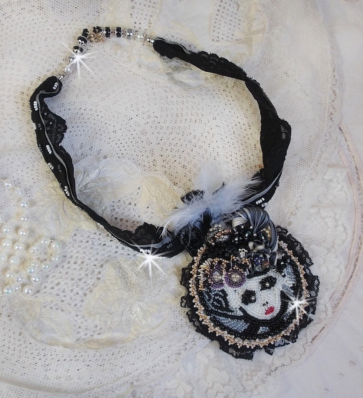 Zwarte Fairy hanger ketting met een mooie zijde en parel hoed.
