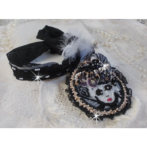 Zwarte Fairy hanger ketting met een mooie zijde en parel hoed.