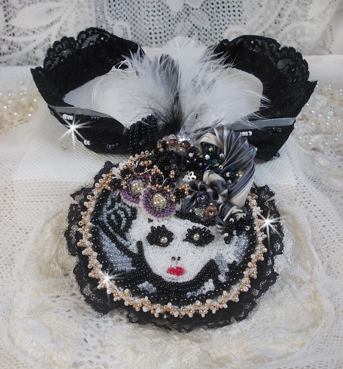 Zwarte Fairy hanger ketting met een mooie zijde en parel hoed.