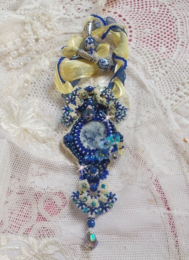 Haute-Couture Blue Palace hanger ketting met gekleurde rocailles en Swarovski kristallen