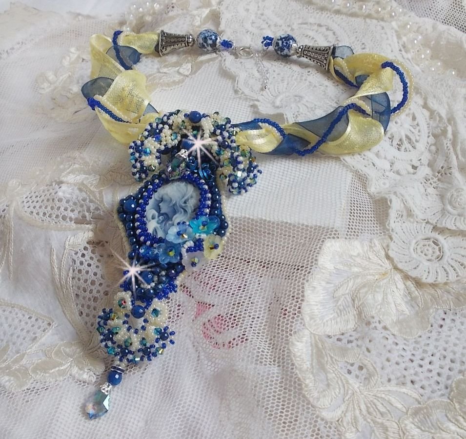 Haute-Couture Blue Palace hanger ketting met gekleurde rocailles en Swarovski kristallen