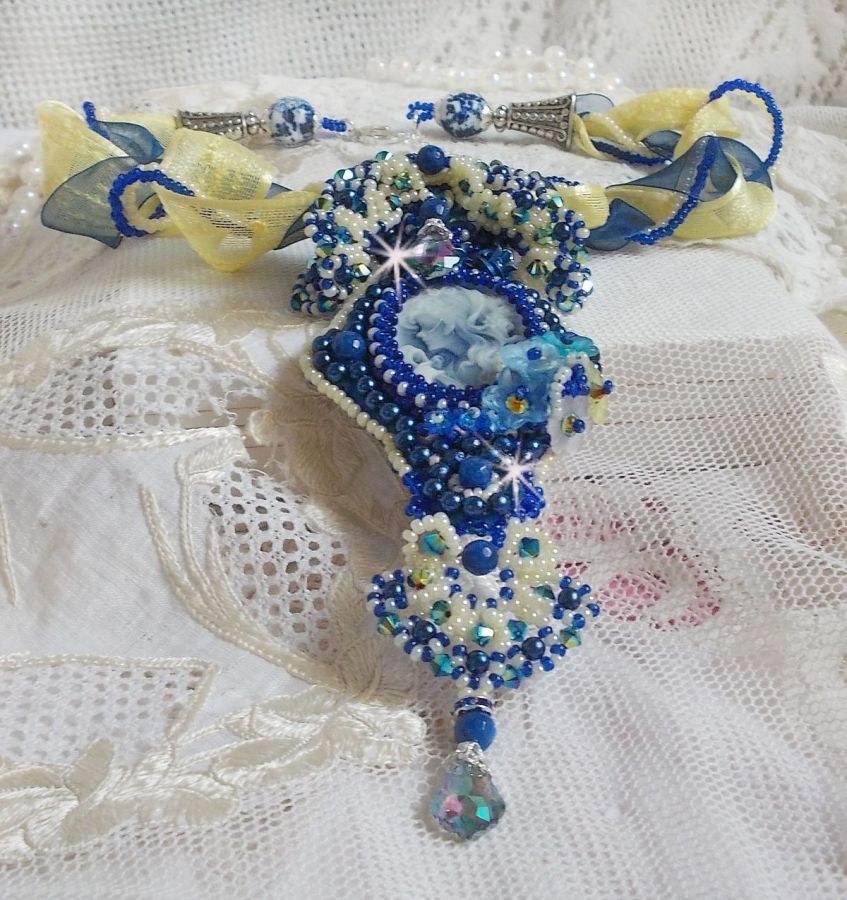 Haute-Couture Blue Palace hanger ketting met gekleurde rocailles en Swarovski kristallen