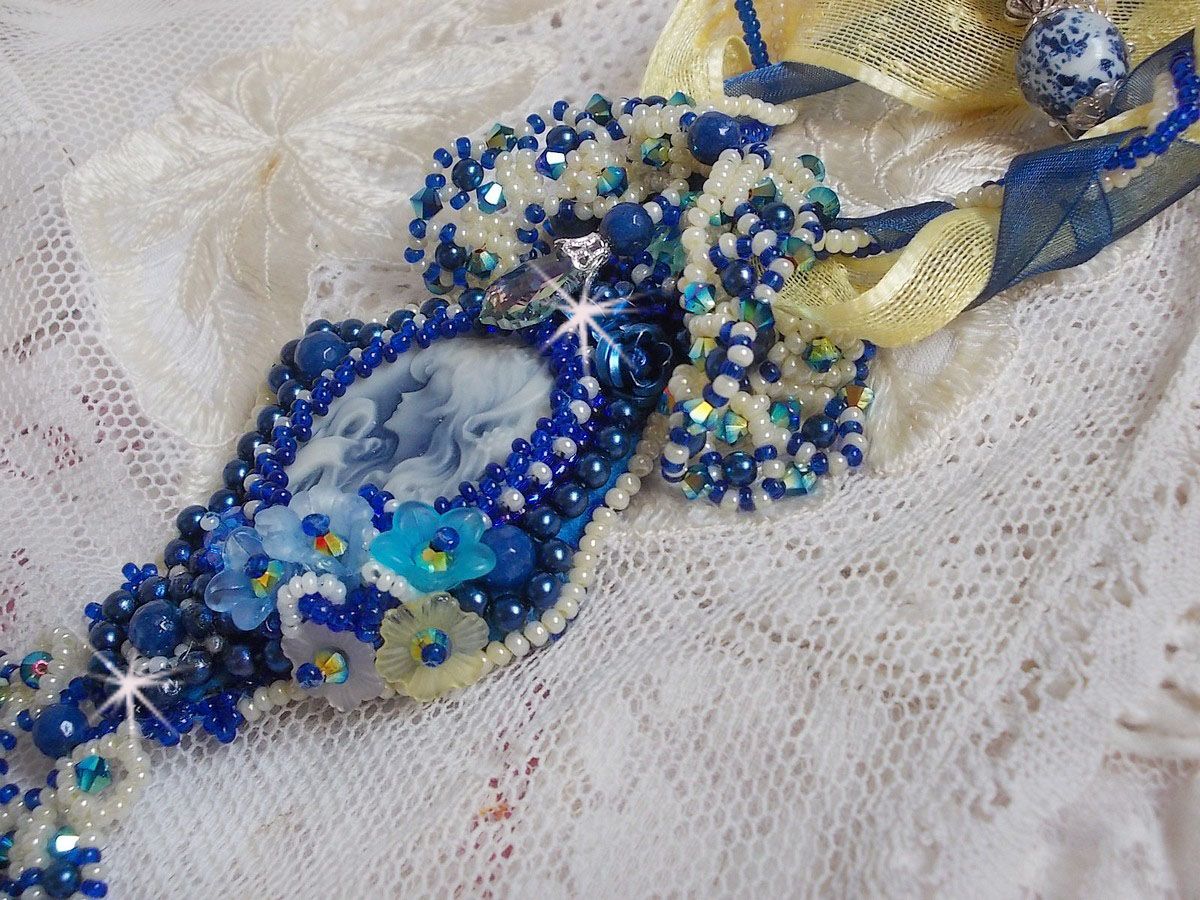 Haute-Couture Blue Palace hanger ketting met gekleurde rocailles en Swarovski kristallen