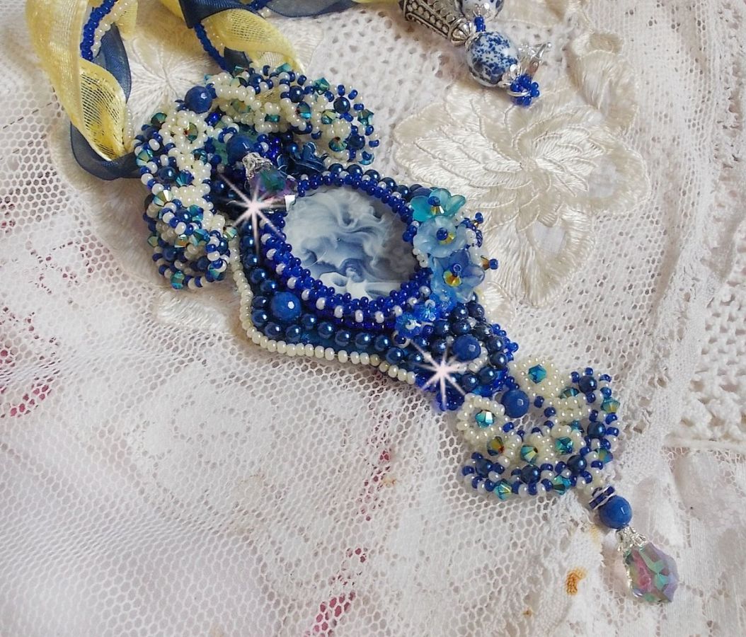 Haute-Couture Blue Palace hanger ketting met gekleurde rocailles en Swarovski kristallen