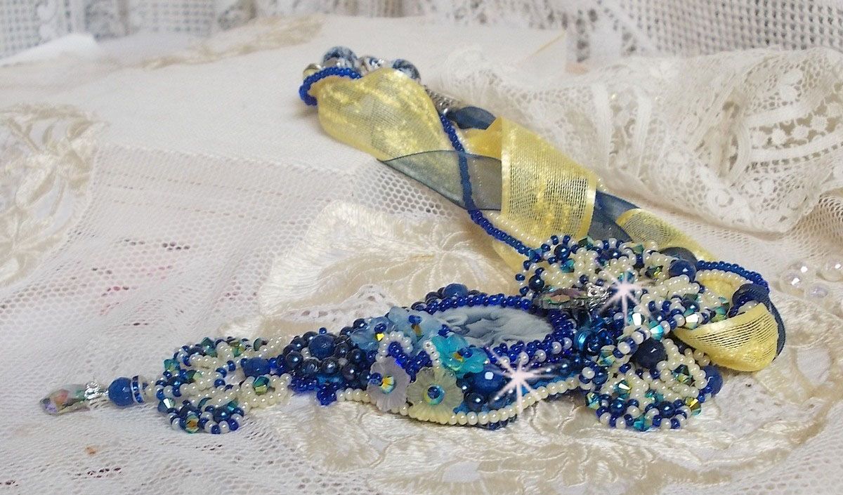 Haute-Couture Blue Palace hanger ketting met gekleurde rocailles en Swarovski kristallen