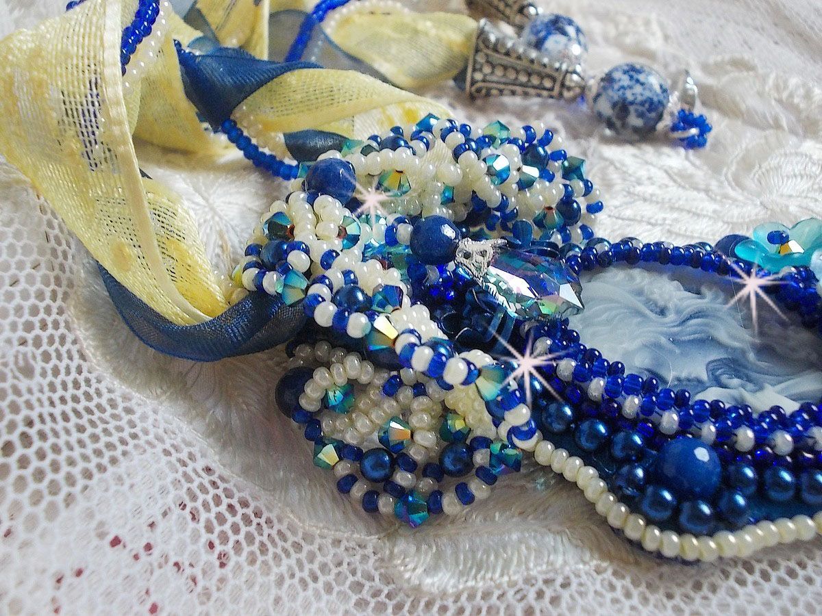 Haute-Couture Blue Palace hanger ketting met gekleurde rocailles en Swarovski kristallen