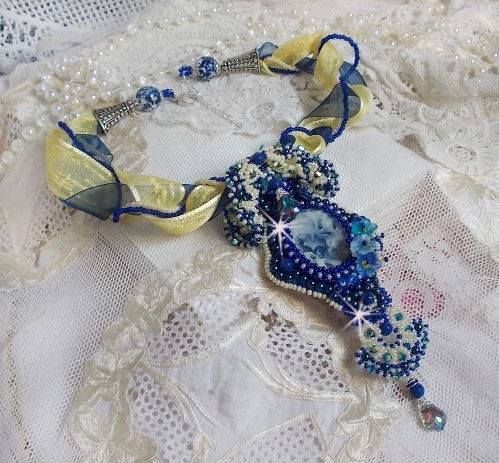 Haute-Couture Blue Palace hanger ketting met gekleurde rocailles en Swarovski kristallen