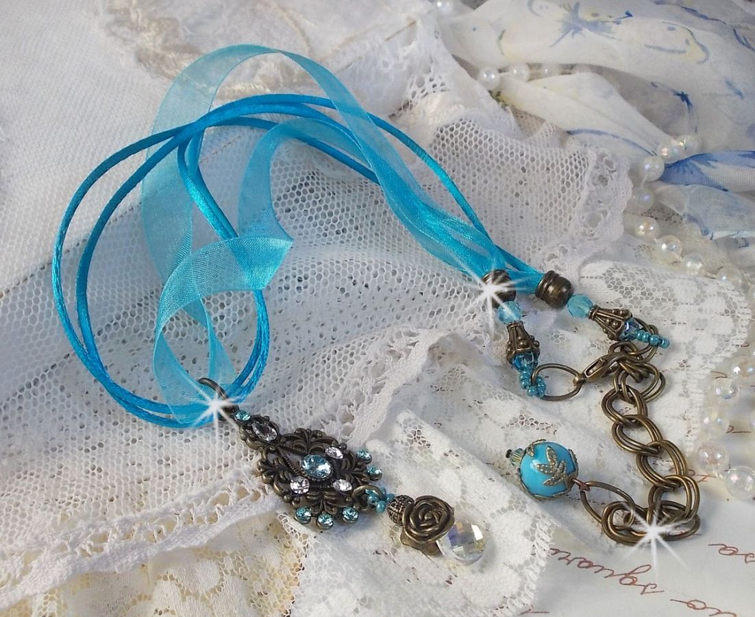 Lady in Blue hanger ketting gemonteerd met Swarovski kristallen, bloemen spacers, blad cups en linten