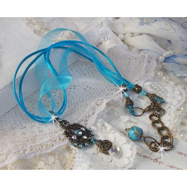 Lady in Blue hanger ketting gemonteerd met Swarovski kristallen, bloemen spacers, blad cups en linten