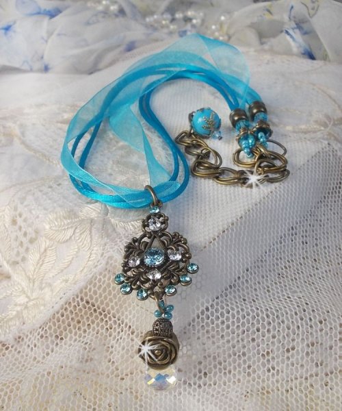 Lady in Blue hanger ketting gemonteerd met Swarovski kristallen, bloemen spacers, blad cups en linten