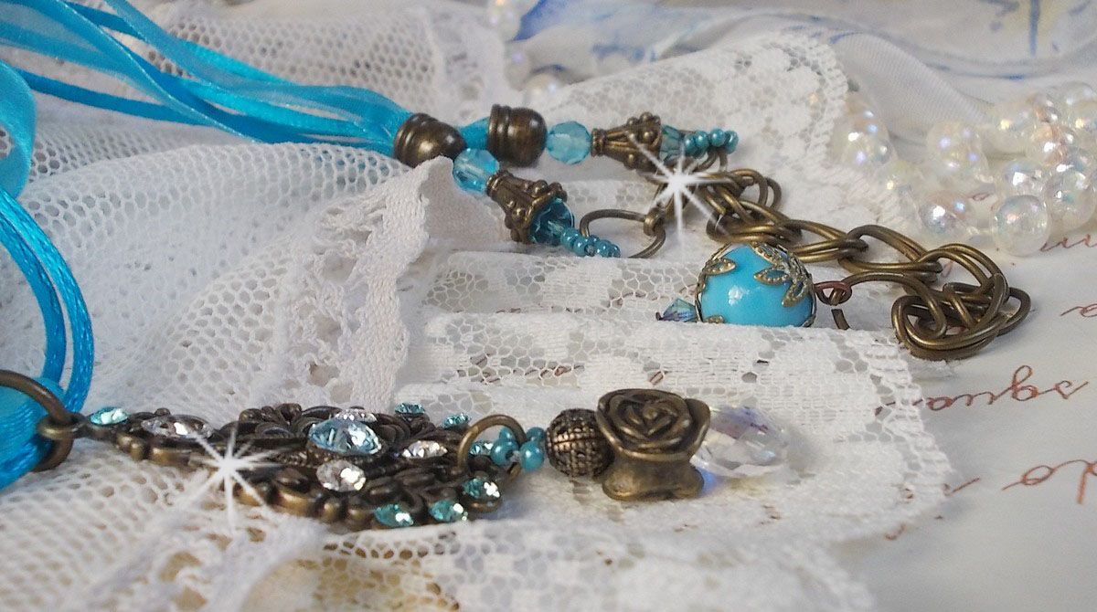 Lady in Blue hanger ketting gemonteerd met Swarovski kristallen, bloemen spacers, blad cups en linten