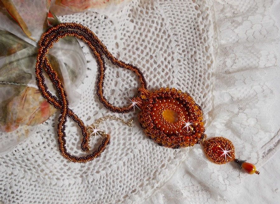 Lady in Orange hanger ketting is geborduurd met Swarovski kristallen, Miyuki rocailles en magic beads.