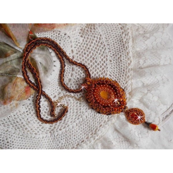 Lady in Orange hanger ketting is geborduurd met Swarovski kristallen, Miyuki rocailles en magic beads.