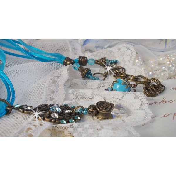 Lady in Blue hanger ketting gemonteerd met Swarovski kristallen, bloemen spacers, blad cups en linten