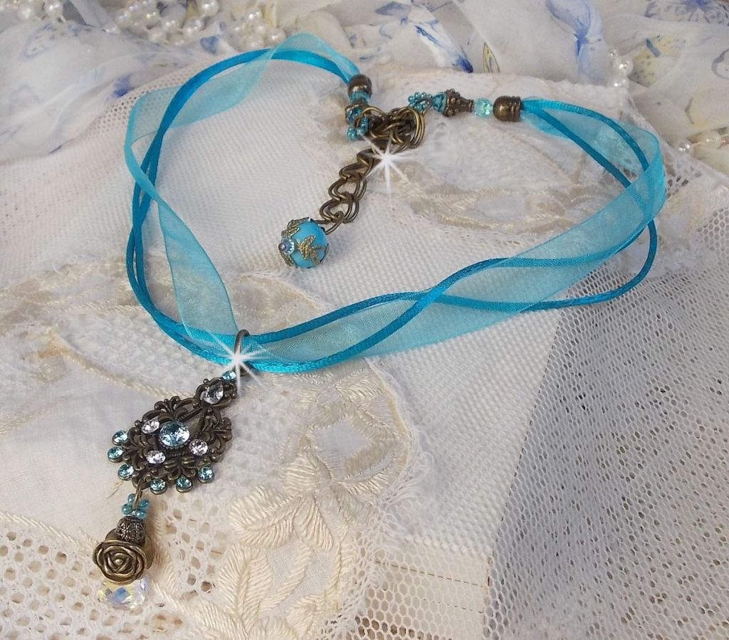 Lady in Blue hanger ketting gemonteerd met Swarovski kristallen, bloemen spacers, blad cups en linten