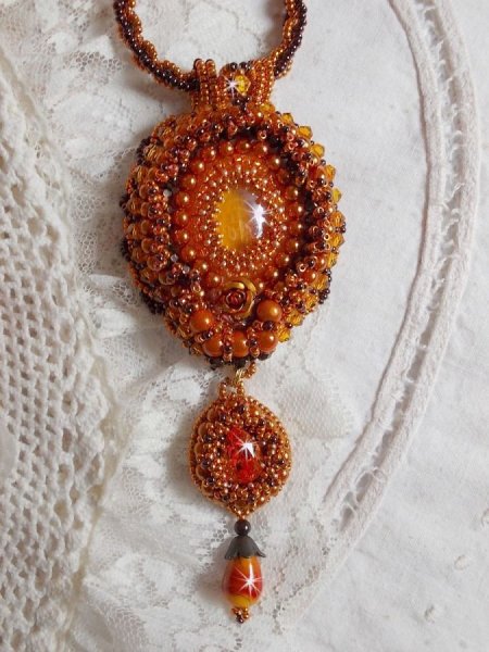 Lady in Orange hanger ketting is geborduurd met Swarovski kristallen, Miyuki rocailles en magic beads.