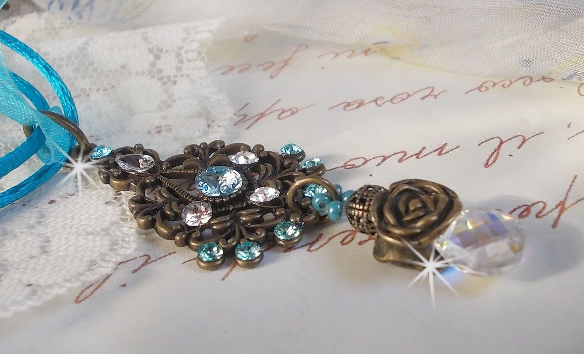 Lady in Blue hanger ketting gemonteerd met Swarovski kristallen, bloemen spacers, blad cups en linten