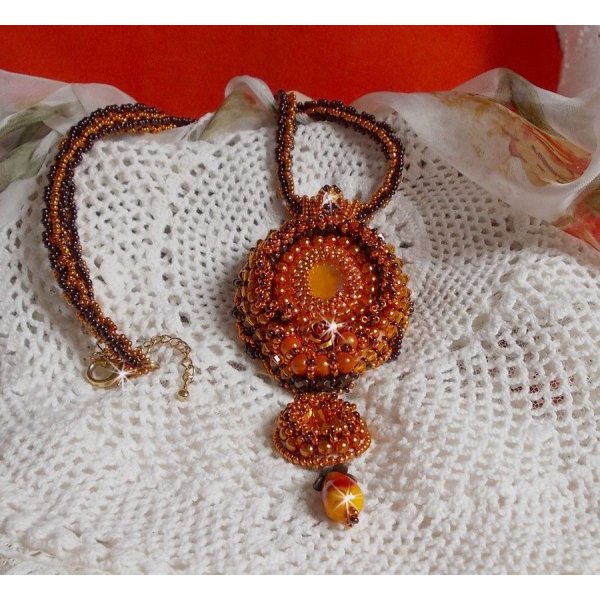 Lady in Orange hanger ketting is geborduurd met Swarovski kristallen, Miyuki rocailles en magic beads.