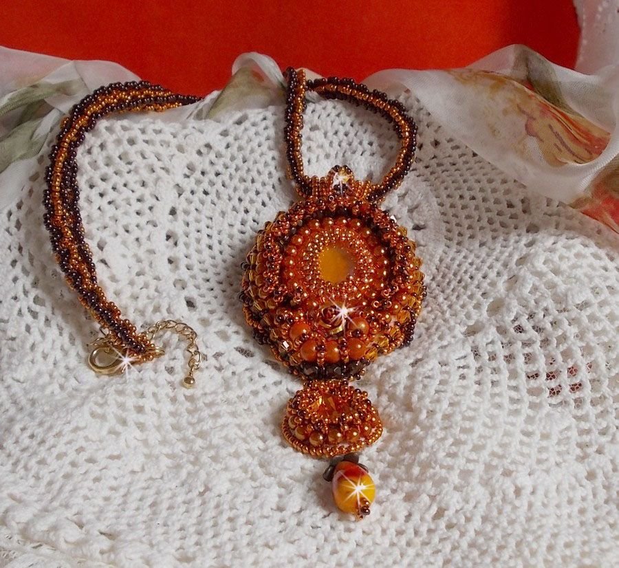 Lady in Orange hanger ketting is geborduurd met Swarovski kristallen, Miyuki rocailles en magic beads.