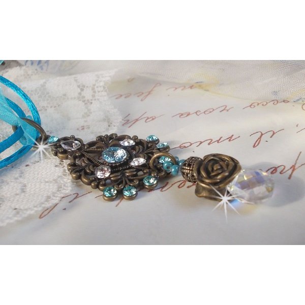 Lady in Blue hanger ketting gemonteerd met Swarovski kristallen, bloemen spacers, blad cups en linten