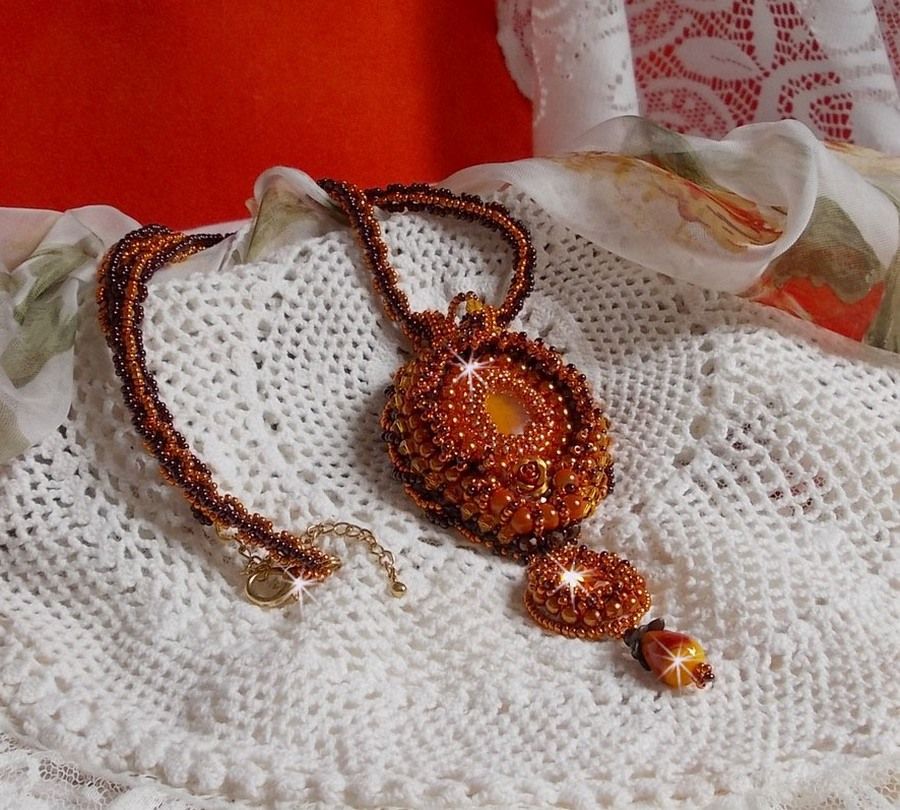 Lady in Orange hanger ketting is geborduurd met Swarovski kristallen, Miyuki rocailles en magic beads.