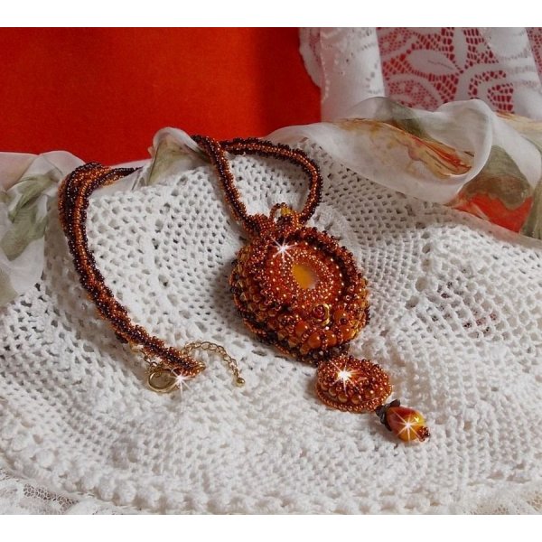 Lady in Orange hanger ketting is geborduurd met Swarovski kristallen, Miyuki rocailles en magic beads.