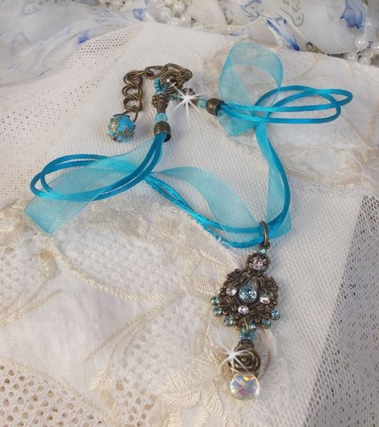 Lady in Blue hanger ketting gemonteerd met Swarovski kristallen, bloemen spacers, blad cups en linten