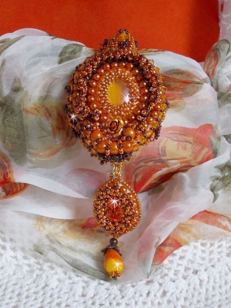 Lady in Orange hanger ketting is geborduurd met Swarovski kristallen, Miyuki rocailles en magic beads.