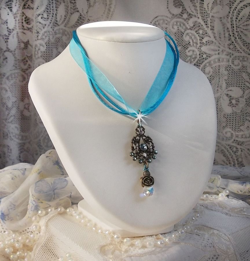 Lady in Blue hanger ketting gemonteerd met Swarovski kristallen, bloemen spacers, blad cups en linten