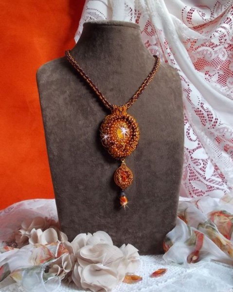 Lady in Orange hanger ketting is geborduurd met Swarovski kristallen, Miyuki rocailles en magic beads.