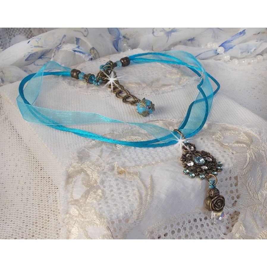 Lady in Blue hanger ketting gemonteerd met Swarovski kristallen, bloemen spacers, blad cups en linten