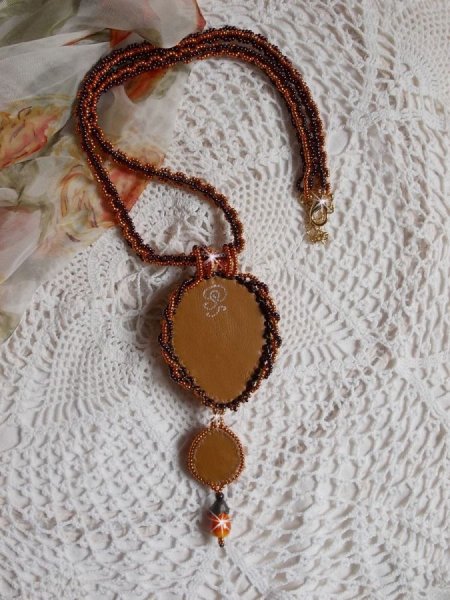 Lady in Orange hanger ketting is geborduurd met Swarovski kristallen, Miyuki rocailles en magic beads.