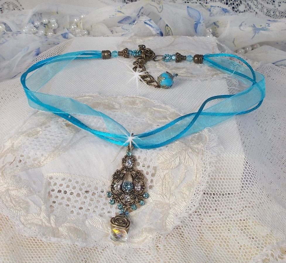 Lady in Blue hanger ketting gemonteerd met Swarovski kristallen, bloemen spacers, blad cups en linten