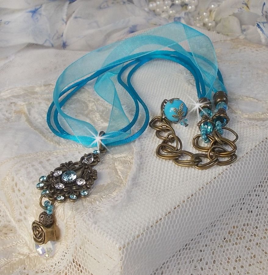 Lady in Blue hanger ketting gemonteerd met Swarovski kristallen, bloemen spacers, blad cups en linten