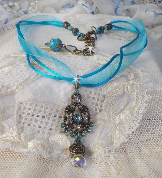 Lady in Blue hanger ketting gemonteerd met Swarovski kristallen, bloemen spacers, blad cups en linten