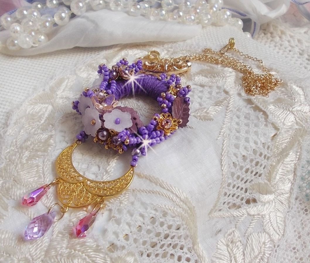 Laureline hanger ketting geborduurd met paars DMC katoen, Swarovski kristallen en matte bloemen.