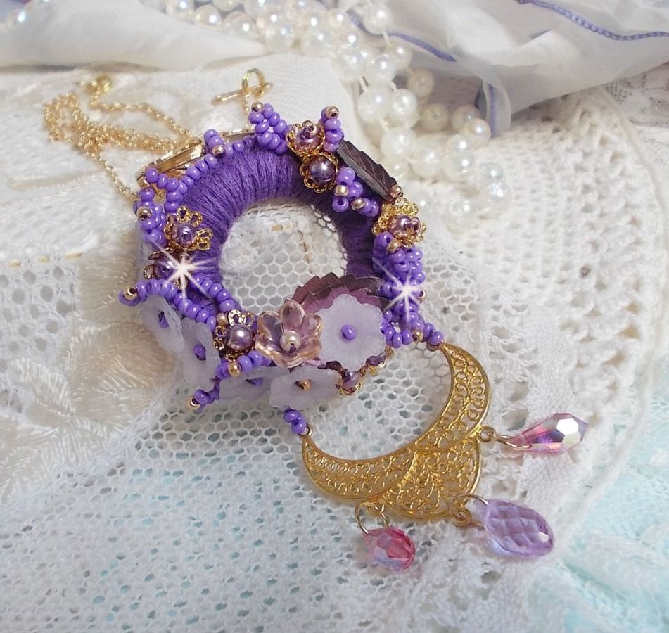 Laureline hanger ketting geborduurd met paars DMC katoen, Swarovski kristallen en matte bloemen.