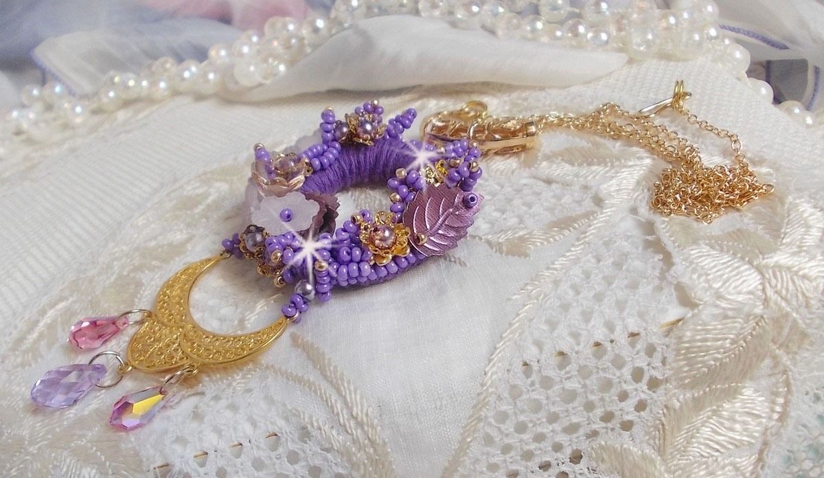 Laureline hanger ketting geborduurd met paars DMC katoen, Swarovski kristallen en matte bloemen.