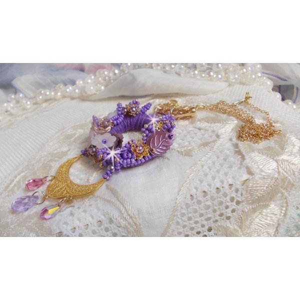 Laureline hanger ketting geborduurd met paars DMC katoen, Swarovski kristallen en matte bloemen.