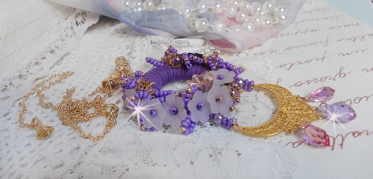 Laureline hanger ketting geborduurd met paars DMC katoen, Swarovski kristallen en matte bloemen.