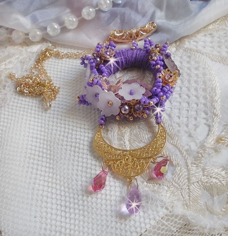 Laureline hanger ketting geborduurd met paars DMC katoen, Swarovski kristallen en matte bloemen.