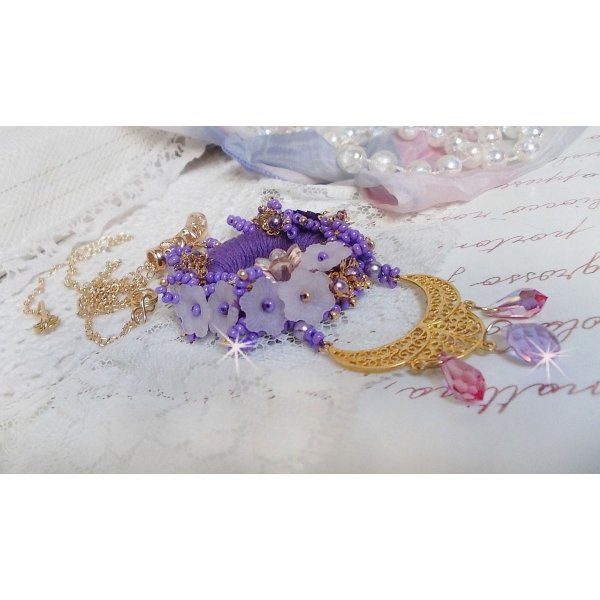 Laureline hanger ketting geborduurd met paars DMC katoen, Swarovski kristallen en matte bloemen.
