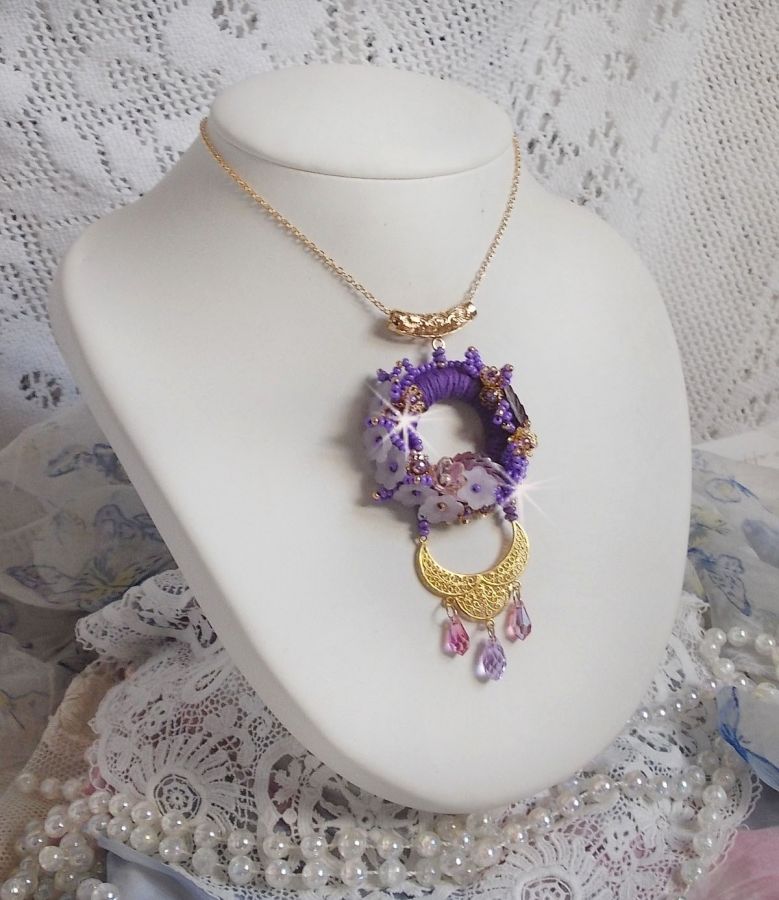 Laureline hanger ketting geborduurd met paars DMC katoen, Swarovski kristallen en matte bloemen.