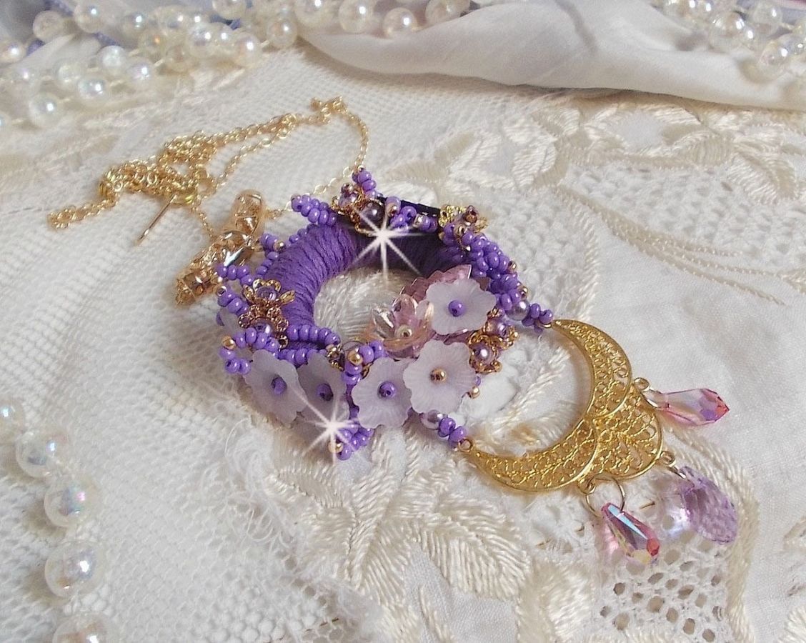 Laureline hanger ketting geborduurd met paars DMC katoen, Swarovski kristallen en matte bloemen.
