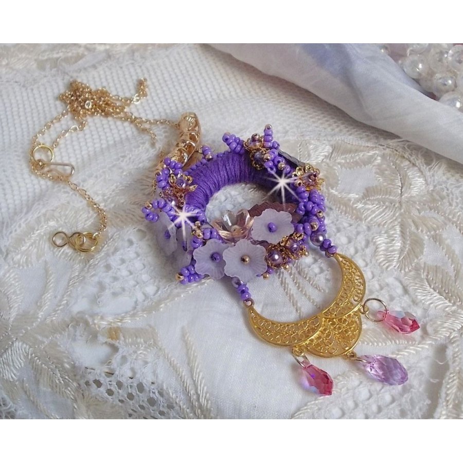 Laureline hanger ketting geborduurd met paars DMC katoen, Swarovski kristallen en matte bloemen.